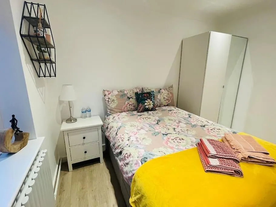 Rooms In A Beautiful House With Free On St Parking Hove