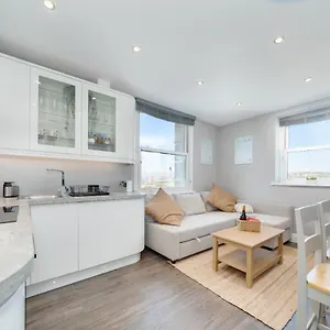 Cosy Retreat With Views Of And Sea Brighton